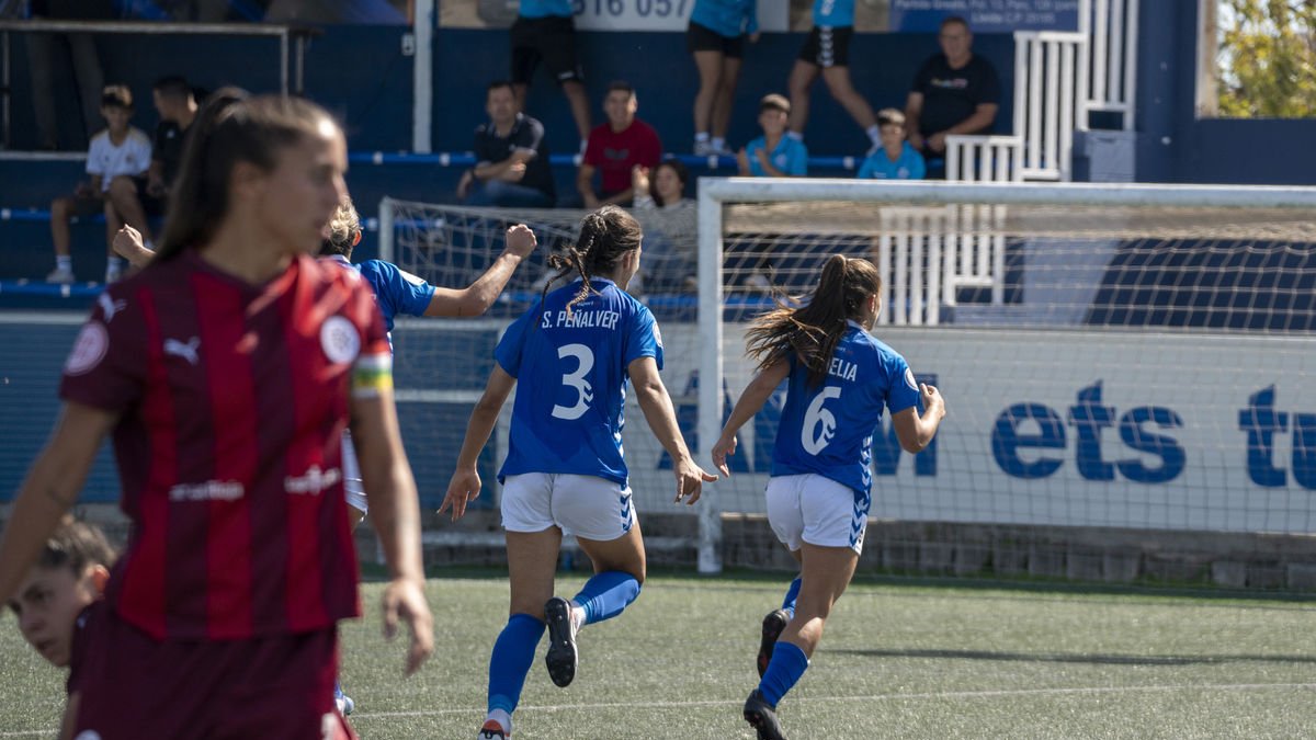 Noe Fernández corre hacia la banda para celebrar su tanto que significaba el 3-1 definitivo. - PAU PASCUAL PRAT