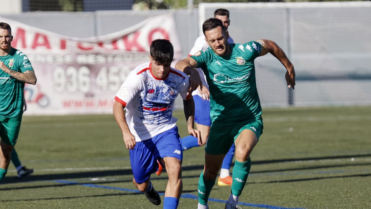 Putxi lucha un balón con Álex Fernández, del Cerdanyola. - ÁREA 11