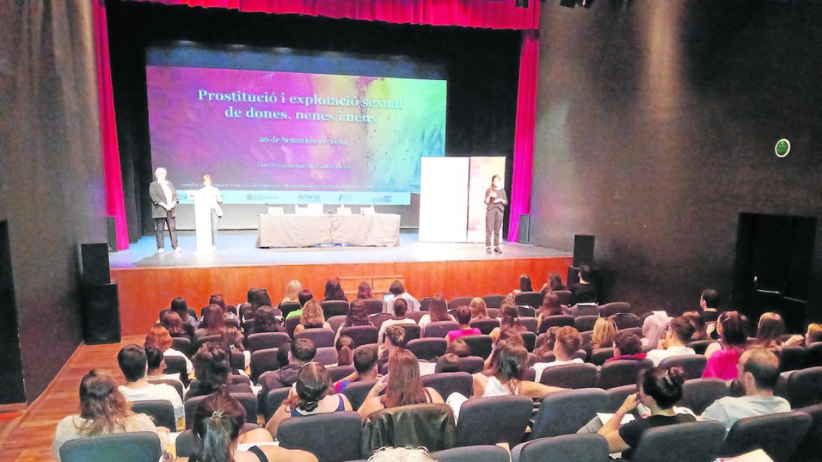 Jornada “Prostitució i explotació sexual de dones, nenes i nens”, que se celebró el jueves en el Teatre de l’Escorxador de Lleida. - PAERIA