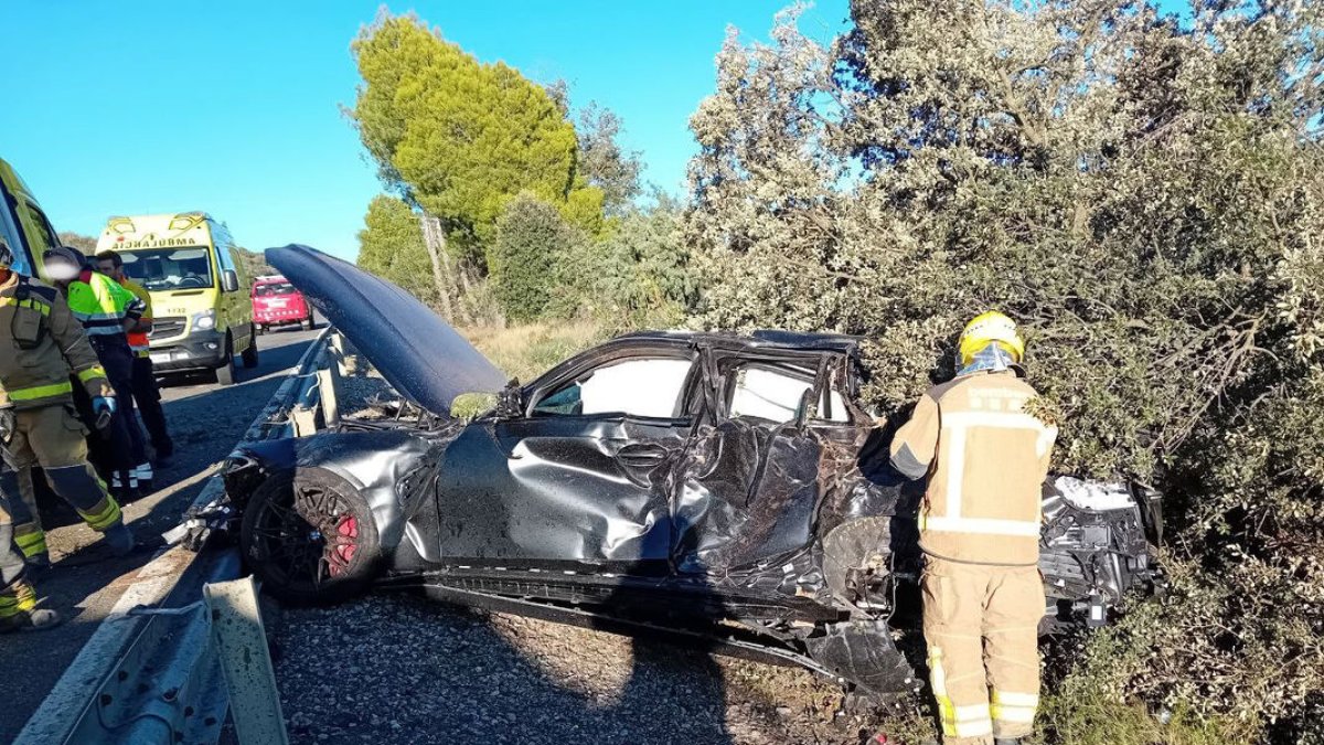 Estat del cotxe arran del xoc. - BOMBERS