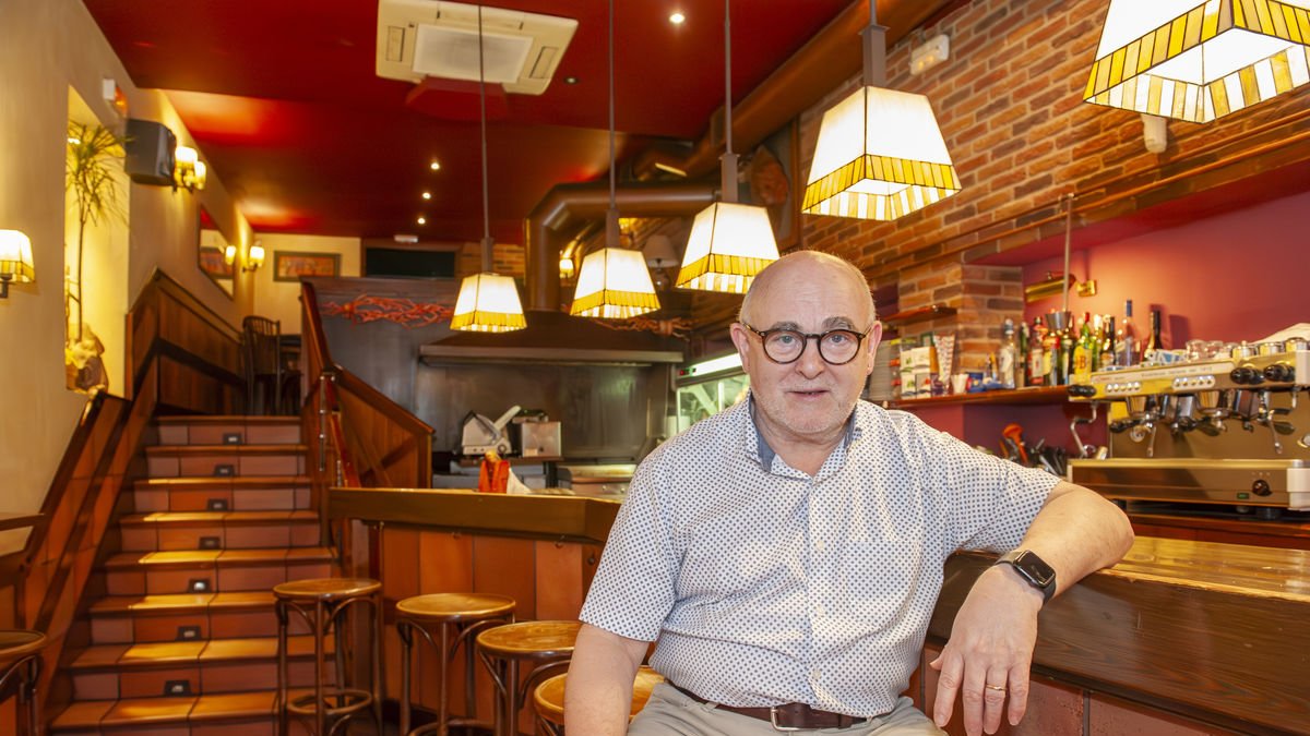 Joan Farré abrió La Croissanteria el 22 de junio de 1987 y la cerrará hoy día 30 de septiembre de 2024. - JAUME SOLÉ