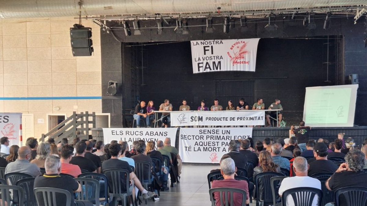 La asamblea tuvo lugar ayer en el pabellón polideportivo de Alcoletge. - MARC CODINAS