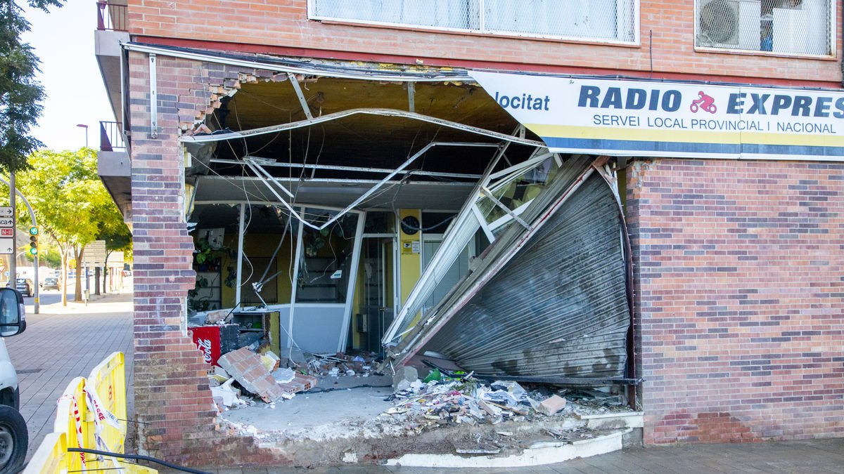 Estat en el qual ha quedat el bloc de pisos on va acabar encastant-se el camió. - GERARD HOYAS