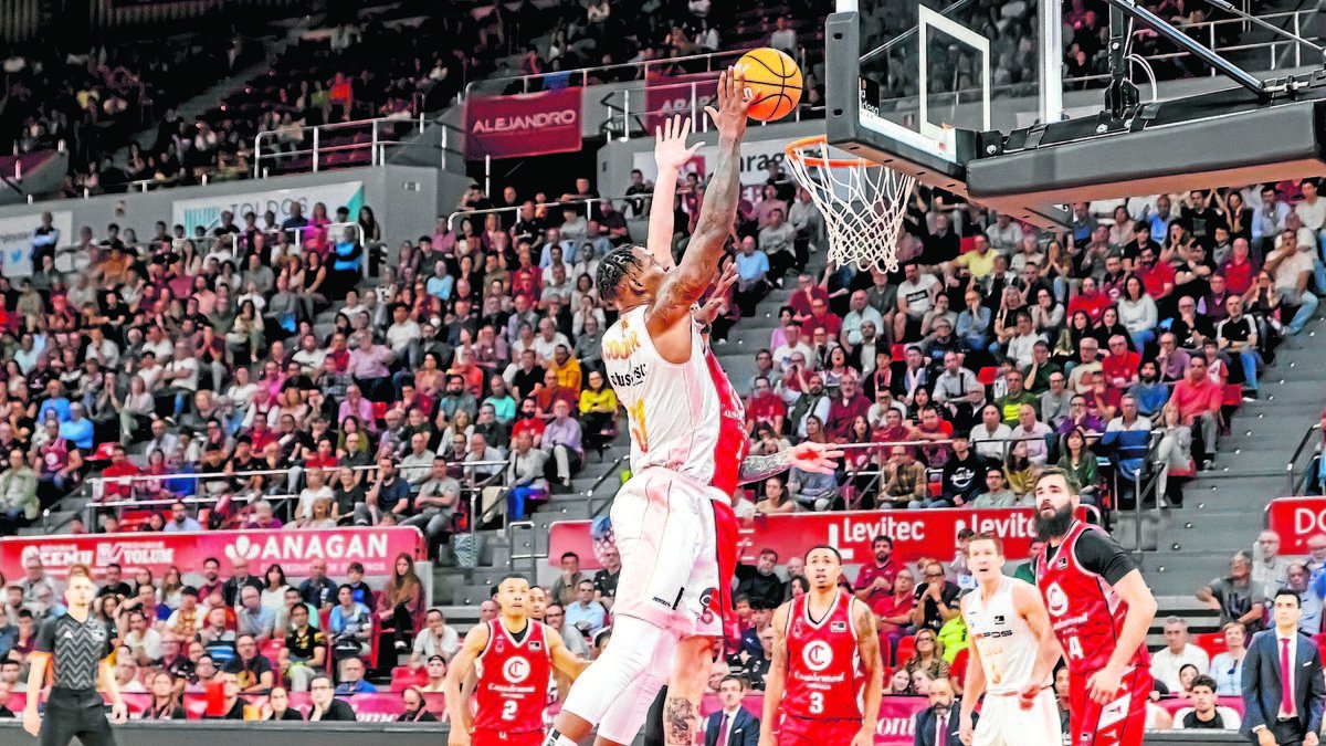 Derek Cooke fue el máximo reboteador del partido y también de toda la jornada ACB. - JORDI ECHEVARRIA