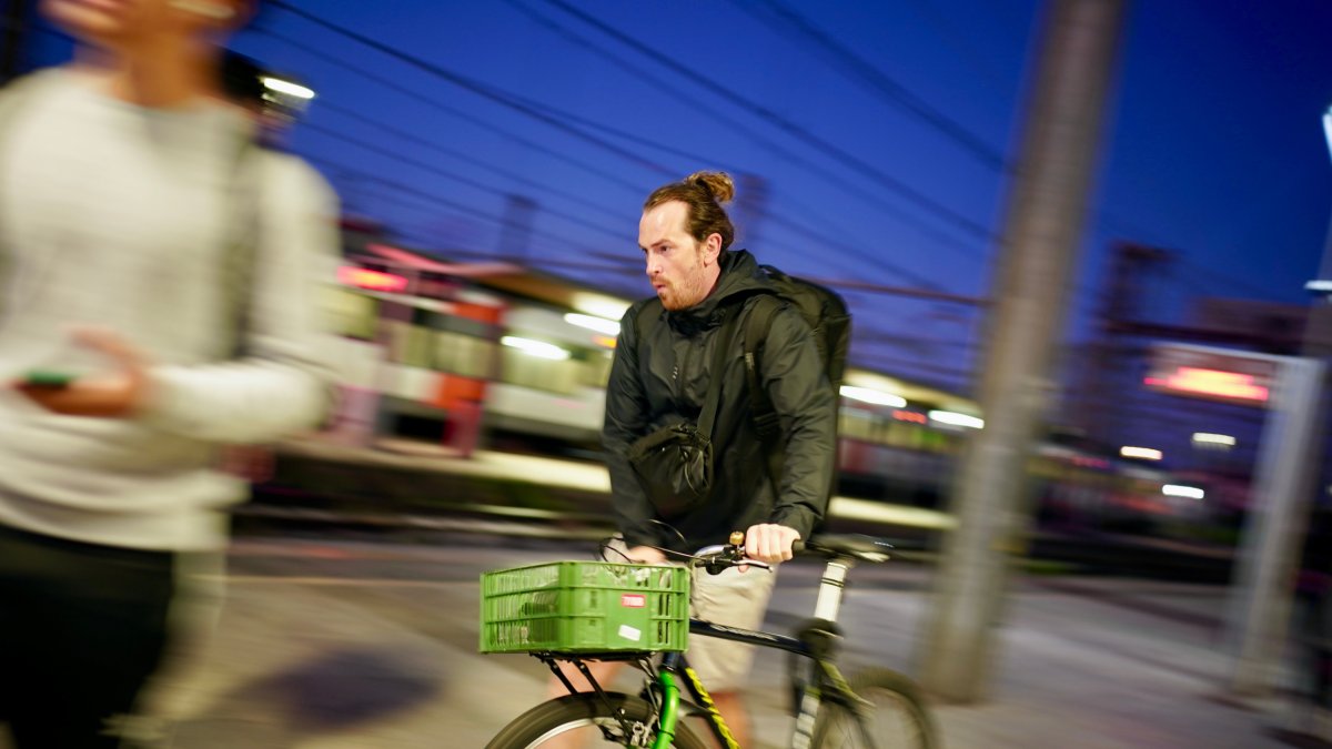 Un usuari en bicicleta a l'estació de Sant Vicenç de Calders.