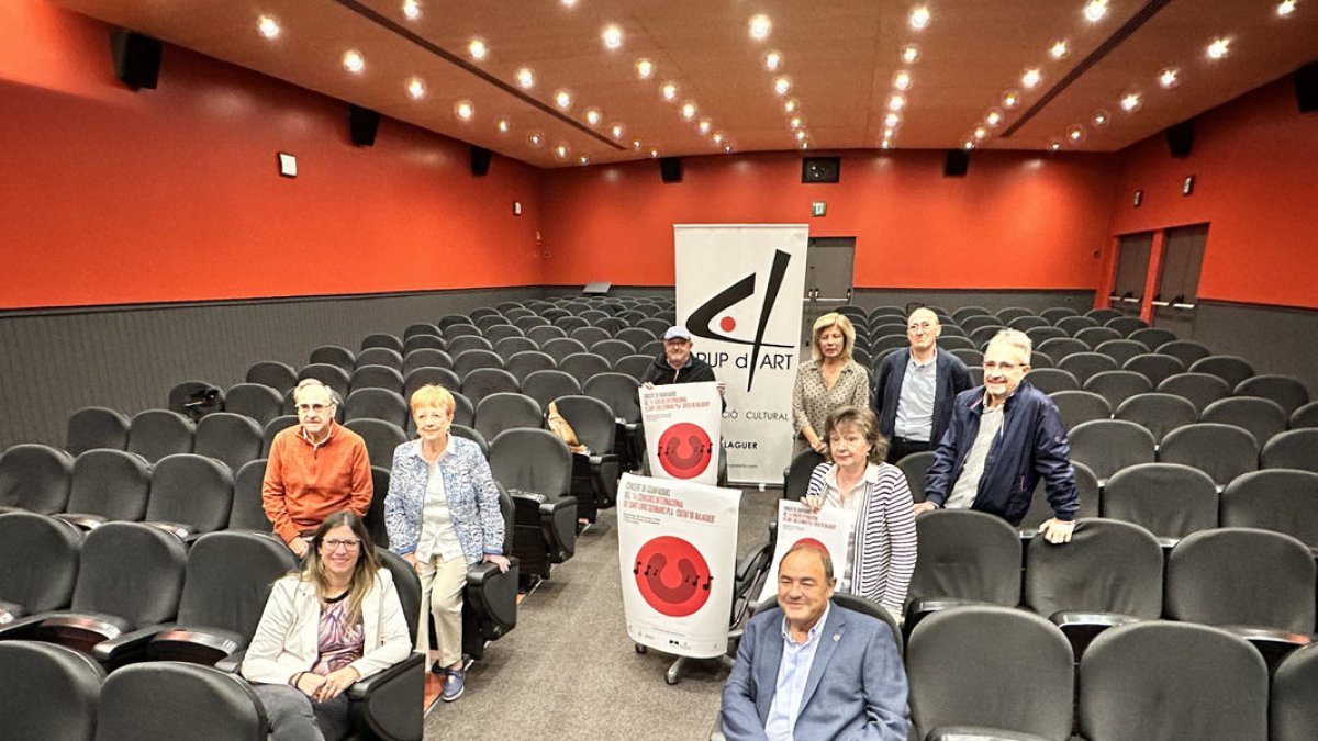 Miembros de la asociación cultural Grup d’Art4 presentaron ayer el concierto en el Teatre de Balaguer. - AYUNTAMIENTO DE BALAGUER