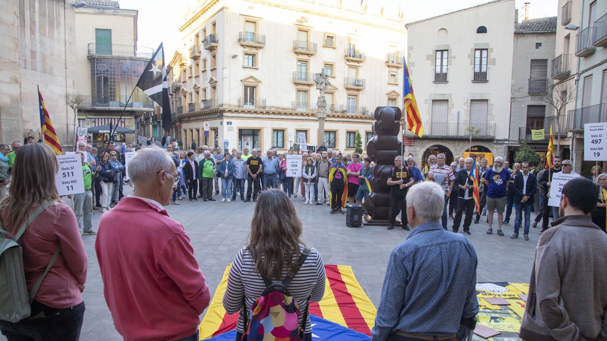 Tàrrega ■ Desenes de persones es van concentrar ahir a Tàrrega per commemorar l’1-O. El portaveu de la plataforma organitzadora, José Luis Marín, va defensar un “referèndum d’autodeterminació pactat per acabar amb el conflicte i el règ ... - GERARD COMPANYS