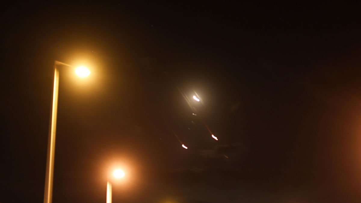 Projectils sobrevolen l’Alta Galilea, al nord d’Israel. - EFE/EPA/ATEF SAFADI