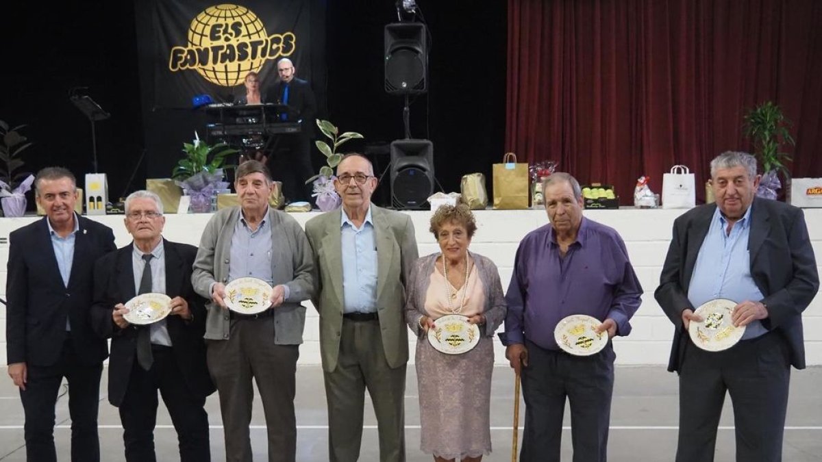 Miralcamp ret homenatge als veïns que han fet 80 anys - A.MIRALCAMP