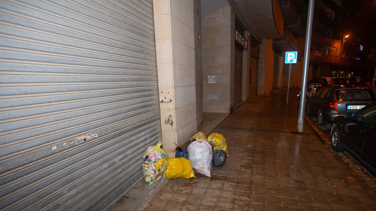 Basuras en un portal de Pardinyes que utiliza el puerta a puerta. - SEGRE