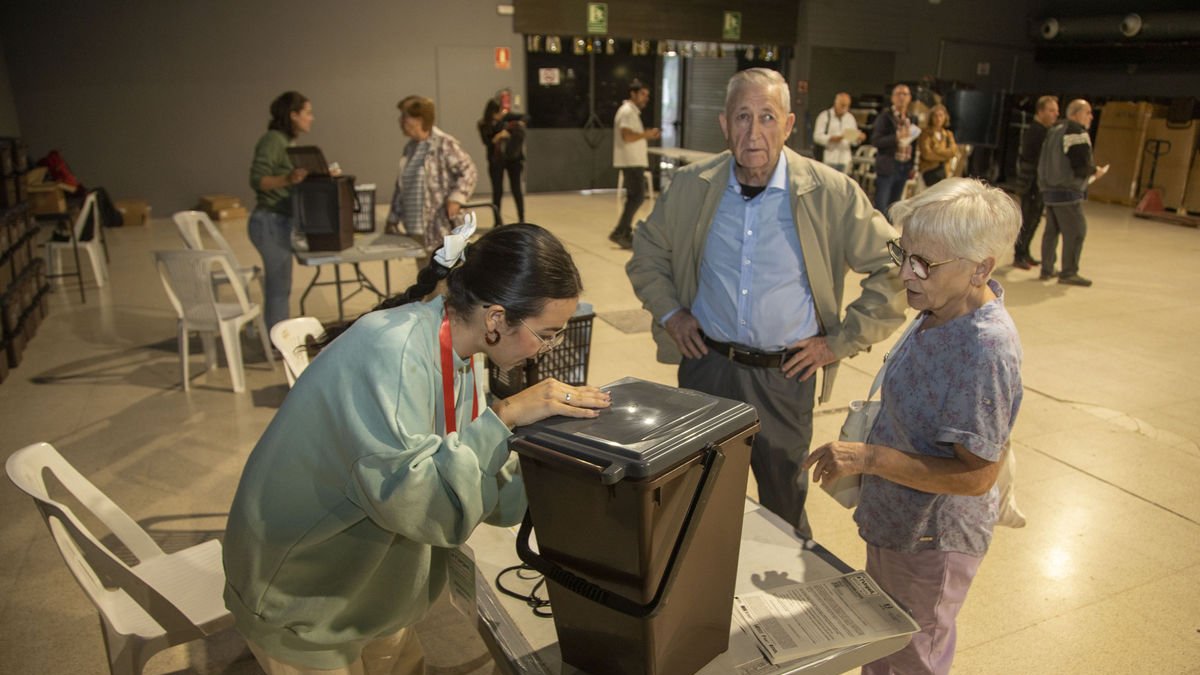 Veïns de Tàrrega van recollir ahir material per implementar el nou sistema de recollida. - LAIA PEDRÓS