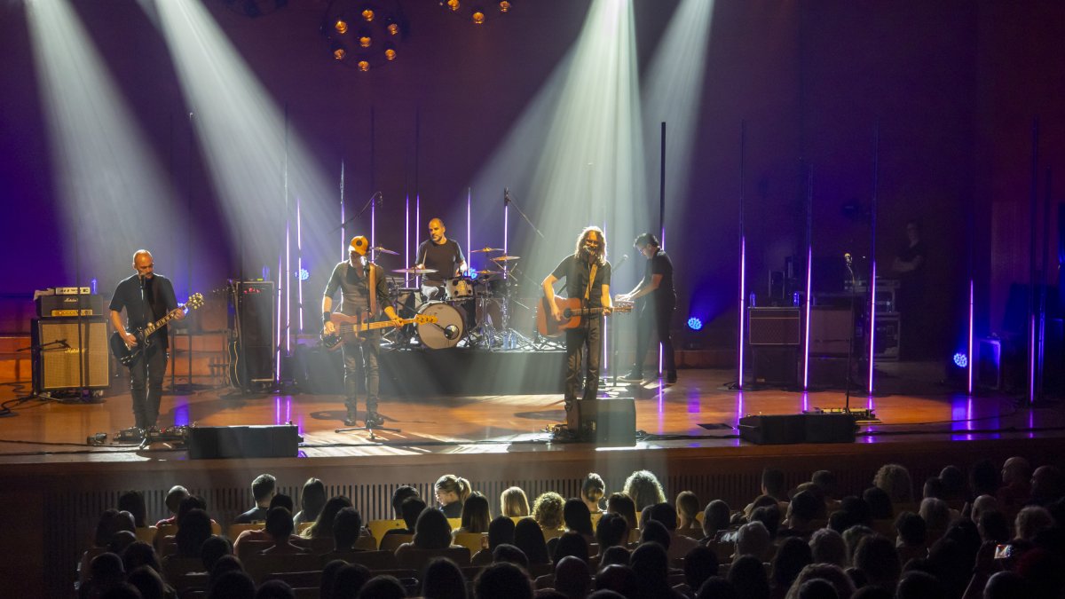 Imatge del concert de Gossos. Trobeu el mòbil.