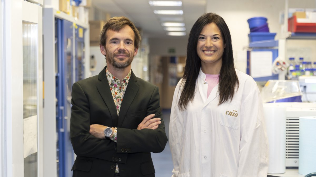 Manuel Valiente y Neibla Priego, en su laboratorio del CNIO