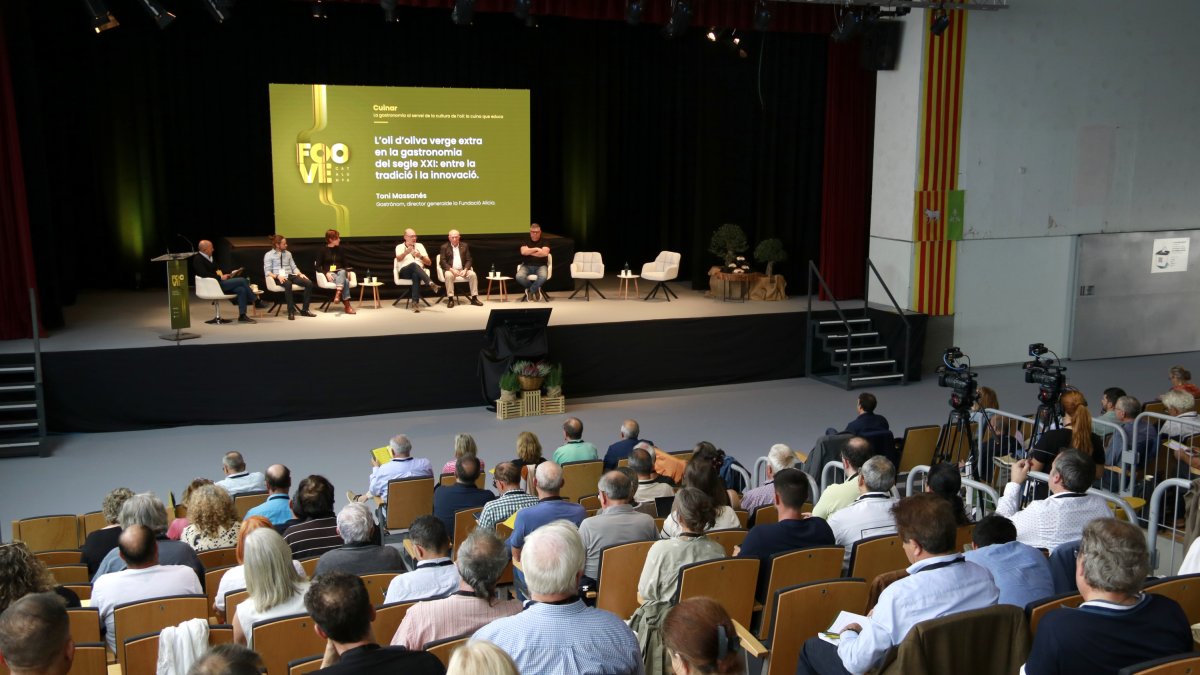 Público y ponentes de la mesa redonda sobre la cocina con aceite de oliva en el primer Fòrum de l'Oli d'Oliva Verge Extra de Catalunya de Les Borges Blanques.