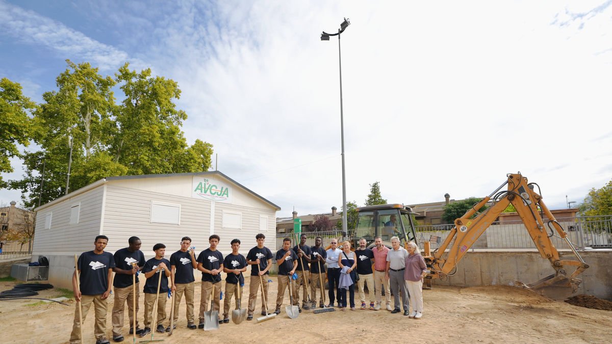 El edil de Educación y Juventud, Xavi Blanco, presentó ayer la nueva brigada. - AJUNTAMENT DE LLEIDA