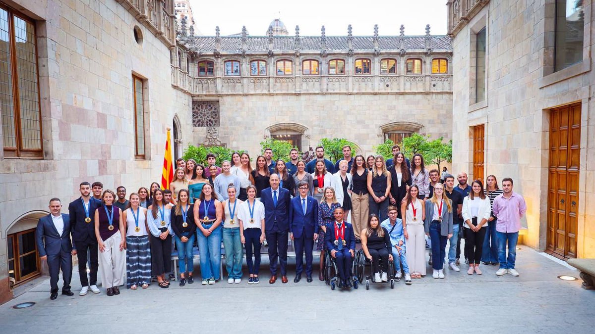 Foto de familia de Illa con los deportistas. - JORDI BEDMAR