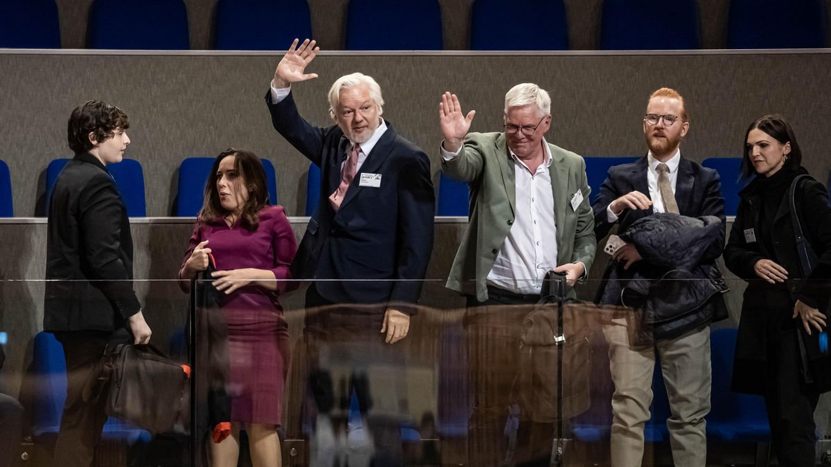 Assange, su esposa Stella y el editor jefe de Wikileaks, Kristinn Hrafnsson,  en el Consejo de Europa. - EFE/EPA/CHRISTOPHE PETIT TESSON