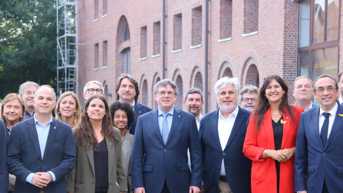 Carles Puigdemont ayer junto a la cúpula de Junts en Bélgica. - ACN
