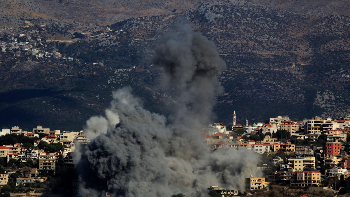 Una columna de humo se eleva tras un ataque aéreo israelí en la ciudad libanesa de Khiam, el en sur. - EUROPA PRESS