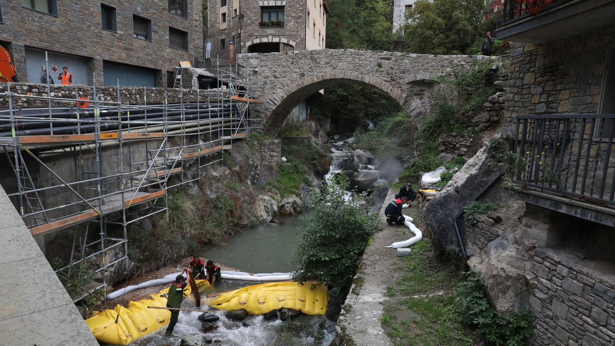 Los bomberos instalaron sistemas para retener el vertido - FERNANDO GALINDO/DIARI D’ANDORRA