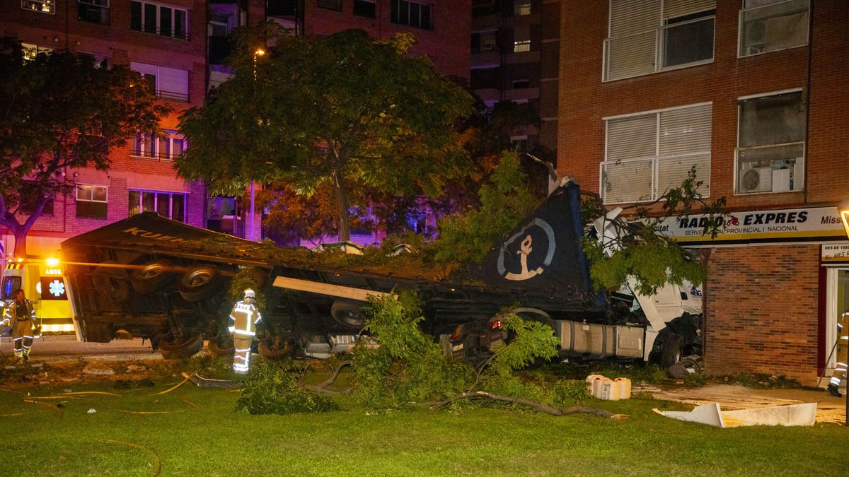 El tráiler se empotró contra un bloque de pisos. - GERARD HOYAS