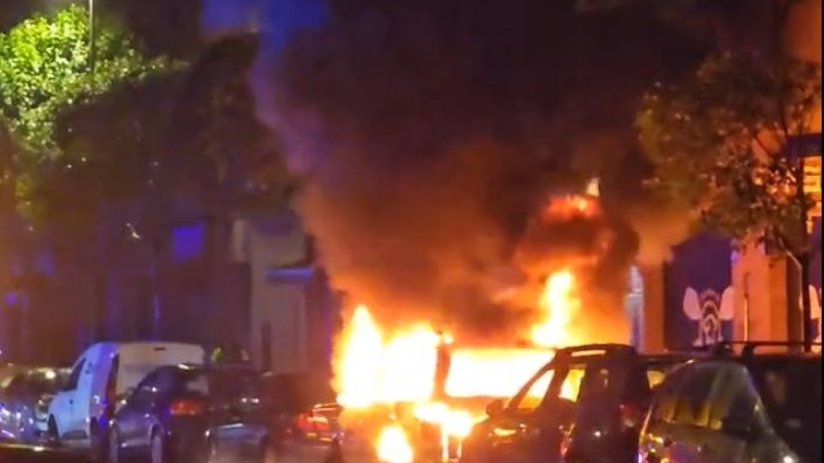 Un incendi calcina un cotxe estacionat al carrer Cristòfol de Boleda de Lleida