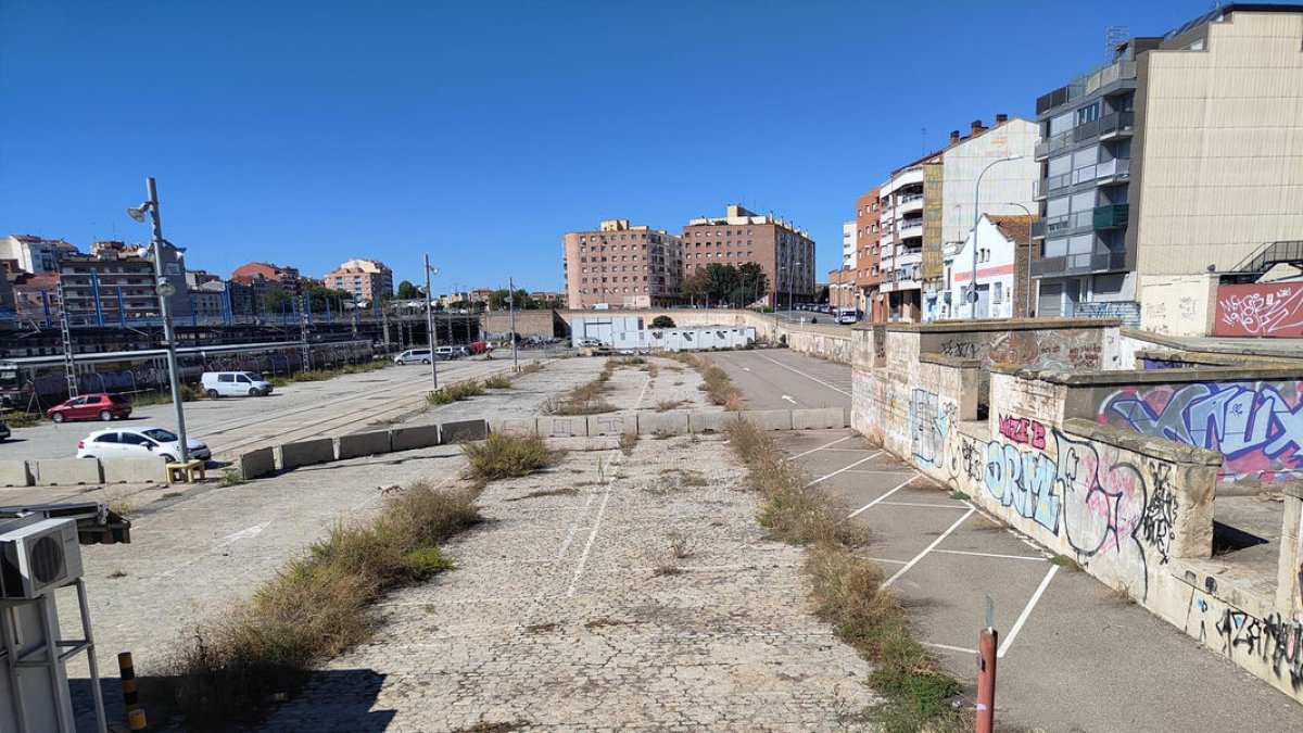 El solar de Adif donde ERC y Orvepard piden un parking. - JMA