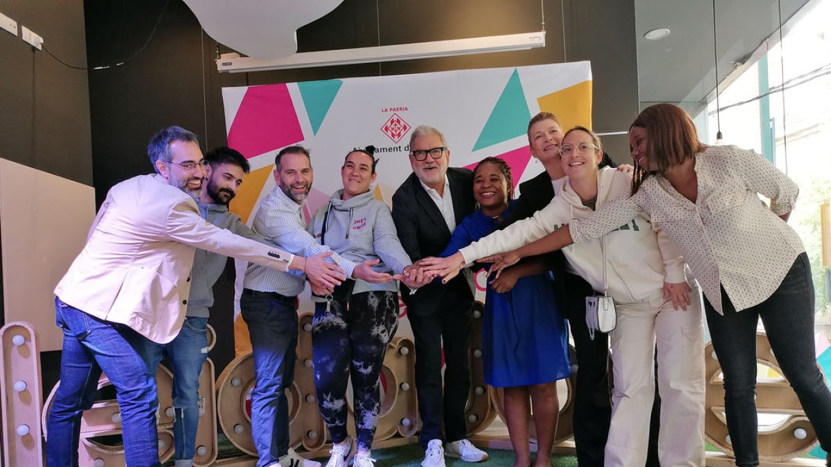 El alcalde , junto a los jóvenes que recibieron las llaves de los pisos y directivos de la EMAU. - S.E.