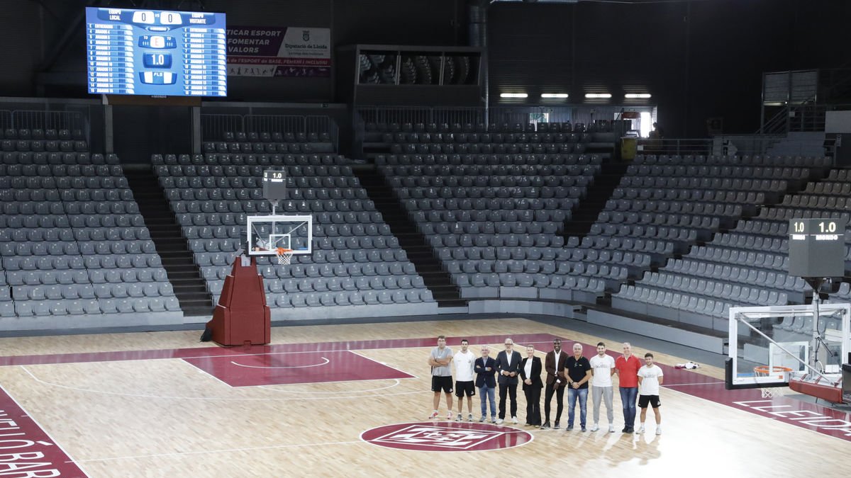 Fèlix Larrosa va supervisar ahir les reformes del Barris Nord. - AMADO FORROLLA