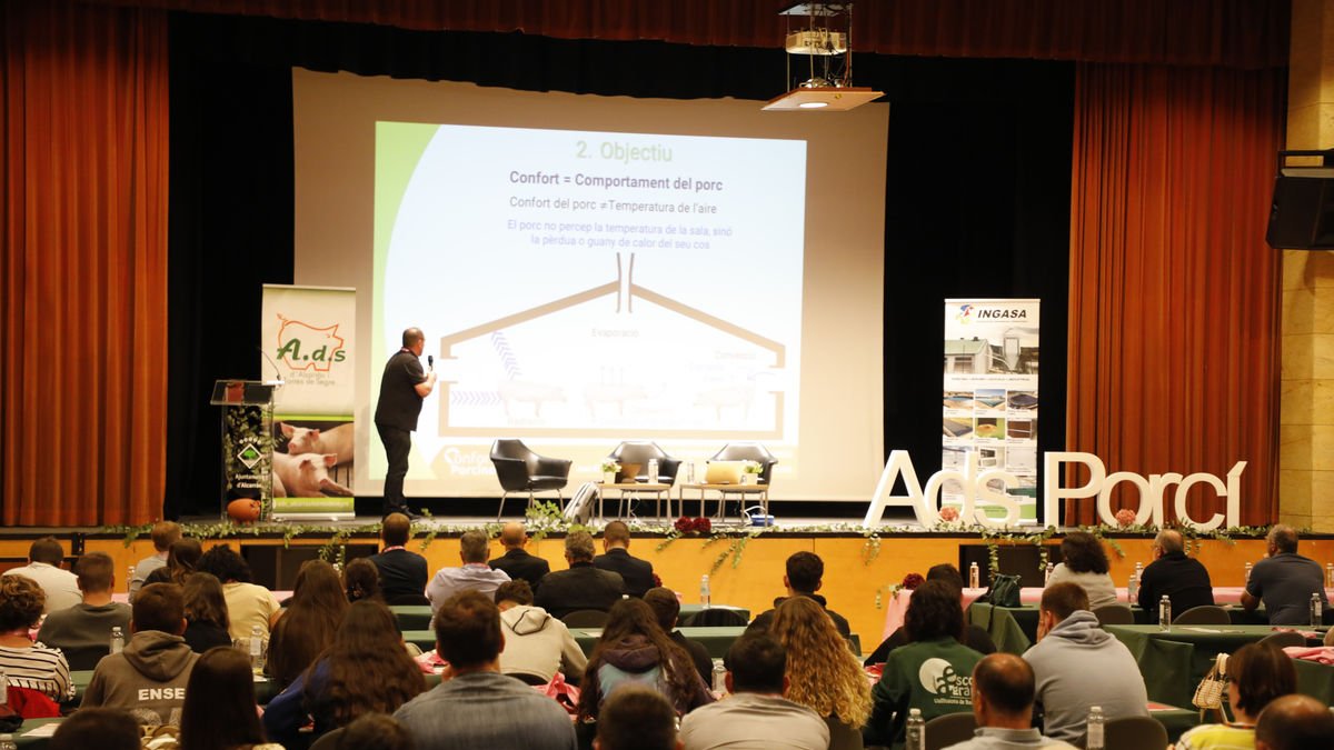 Un moment de la XVII Jornada tècnica del porcí celebrada ahir a Alcarràs. - AMADO FORROLLA