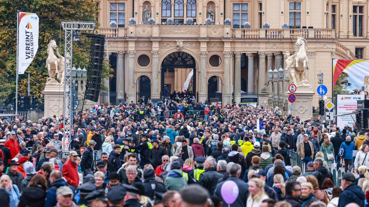 Centenars d’alemanys congregats ahir davant del palau de Schwerin en el marc de les celebracions. - EFE