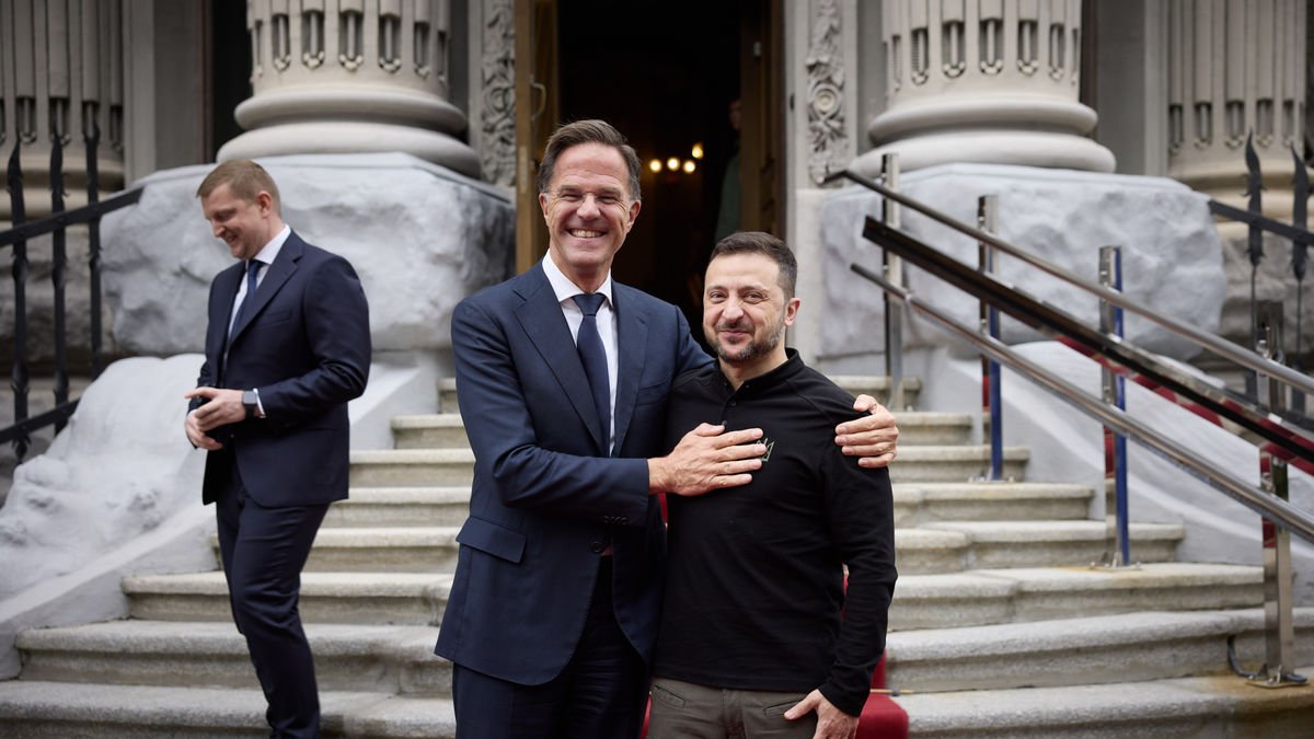 Rutte es va reunir ahir amb Volodímir Zelenski a Kíiv en el seu primer viatge oficial com a cap de l’OTAN. - EUROPA PRESS