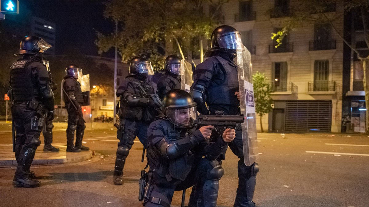 L’acord preveu acabar de forma “progressiva” amb l’ús dels projectils de goma. - EUROPA PRESS