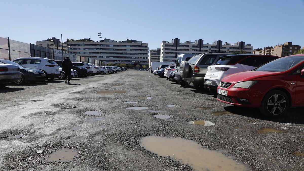 Els sots de l’aparcament ubicat darrere del col·legi Frederic Godàs. - ALBERT GUERRERO