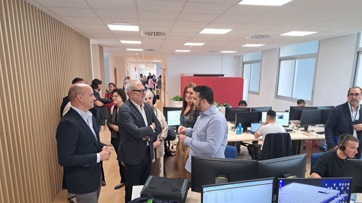 Miquel Lavín, Fèlix Larrosa i Marta López parlant amb un treballador de GFT ahir a la seua nova seu. - SCD