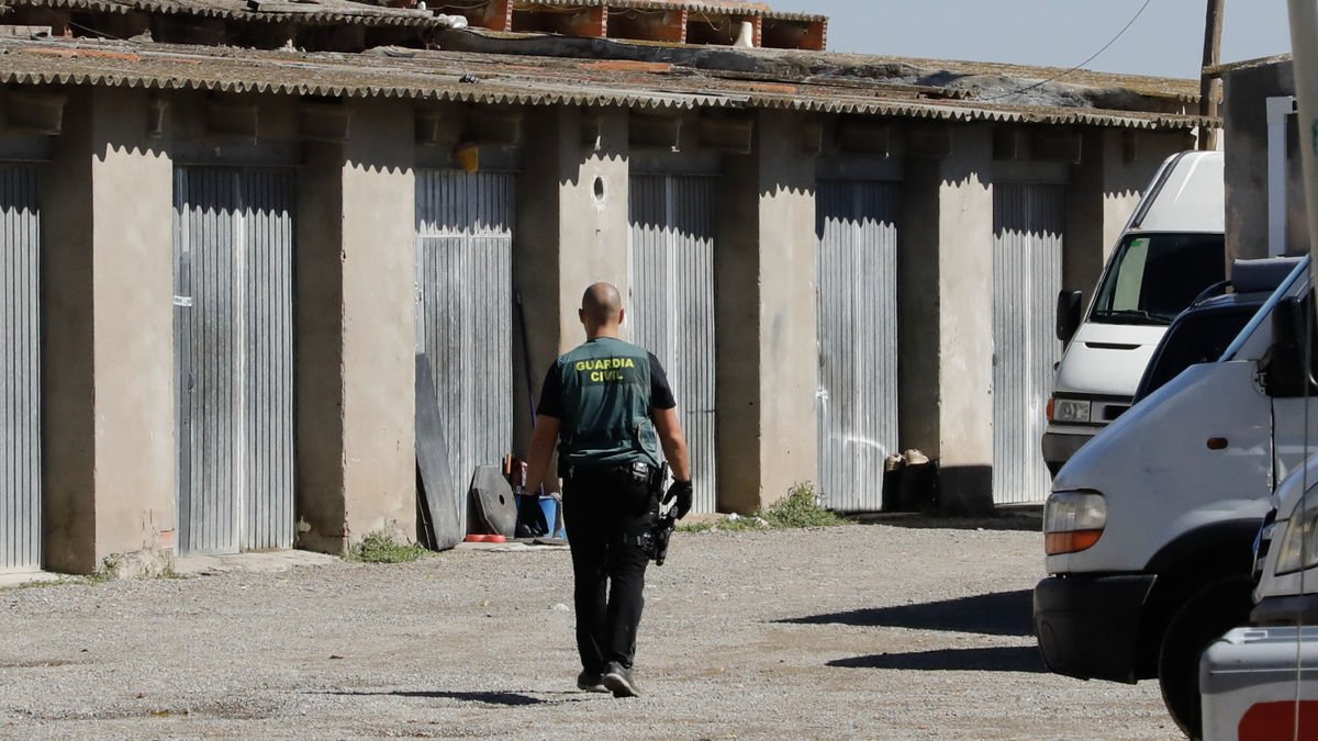 Un investigador de la Guàrdia Civil, ahir a la finca amb trasters de la carretera de Torre-serona. - AMADO FORROLLA