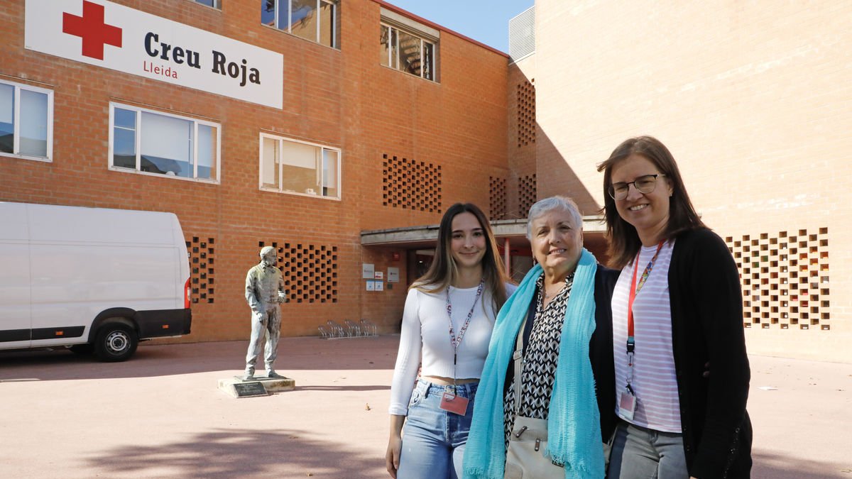M. Ángeles Fernández, al centre, amb les tècniques del programa Lourdes Manrique i Anna Gibert. - AMADO FORROLLA