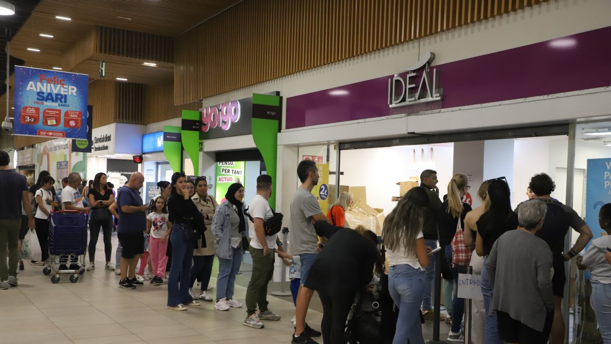 Primeres a cues al Carrefour de Lleida per adquirir els paquets sorpresa.