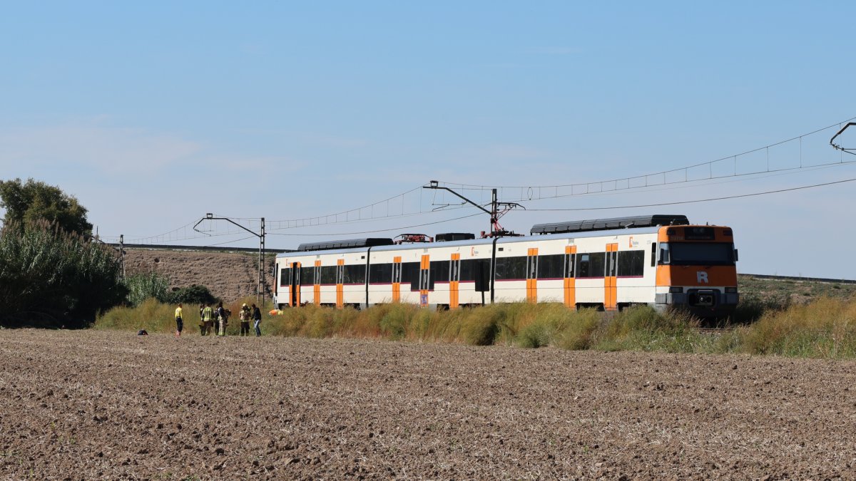 El tren, aturat entre Bell-lloc i Mollerussa, amb els serveis d'emergència treballant al lloc.