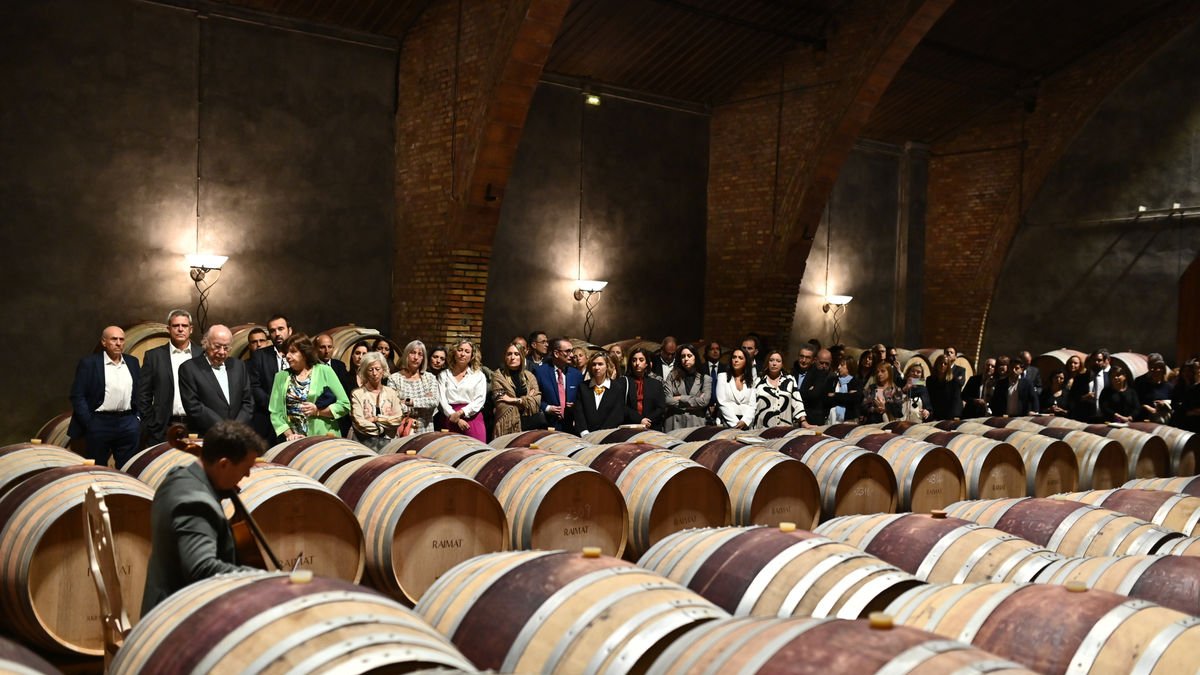 La bodega de Raimat acogió anoche la cena de gala de la tercera edición del Raimat Arts Festival. - DAVID DEL VAL