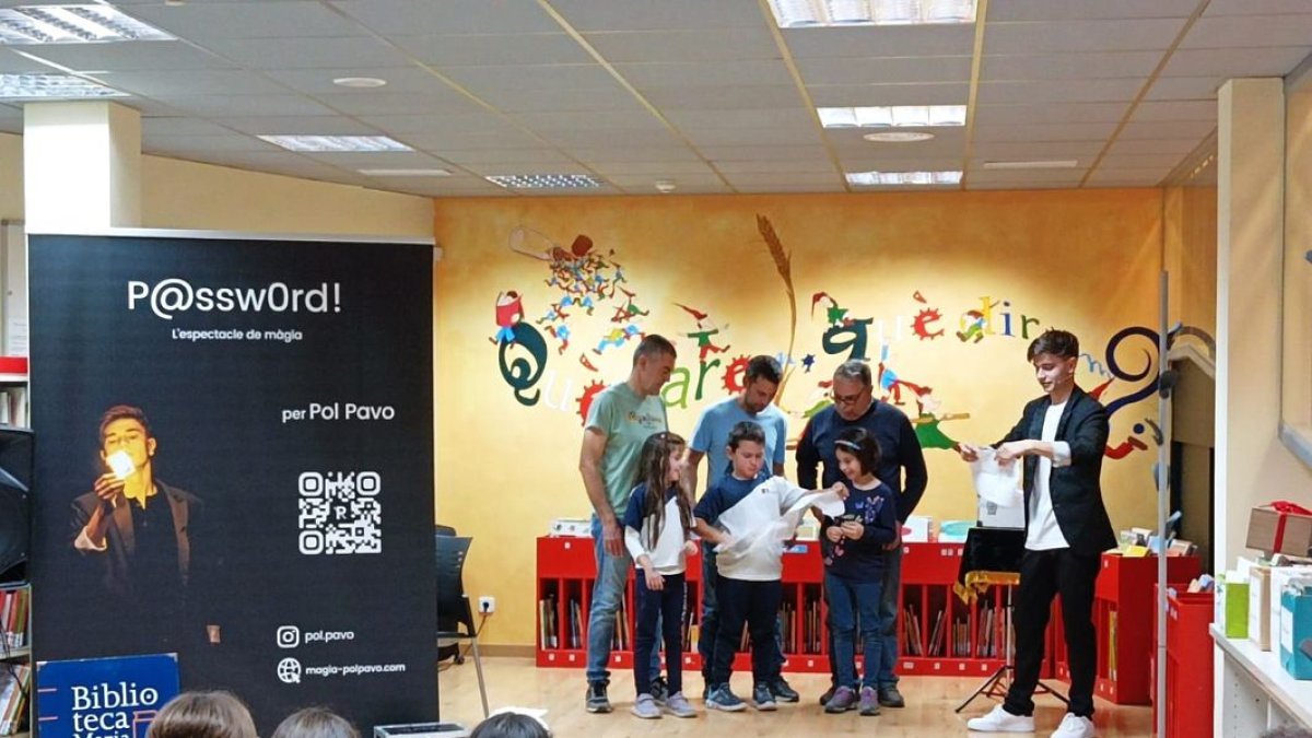 El espectáculo de magia ‘P@ssW0rd!’, con Pol Pavo, ayer por la tarde en la biblioteca de Tremp. - BIBLIOTECA MARIA BARBAL DE TREMP
