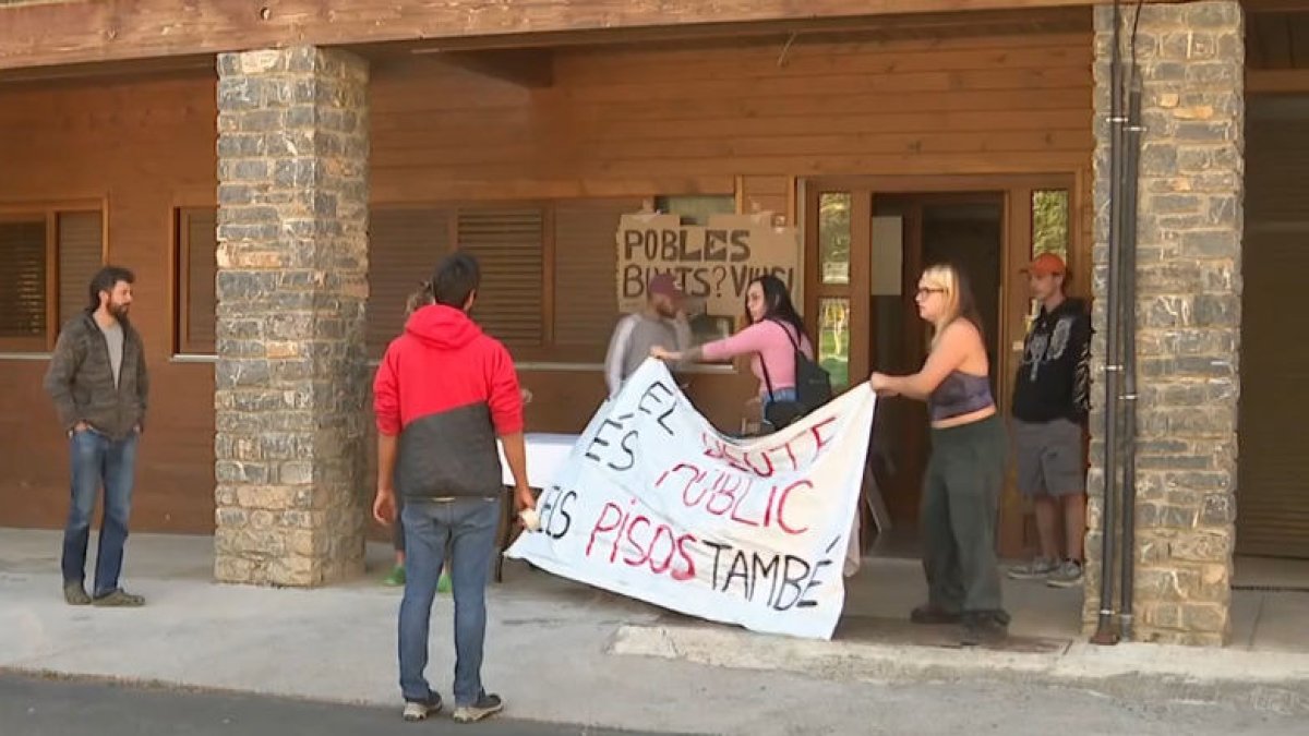 Els membres del col·lectiu Aixeta, ahir a Rialp. - TV3