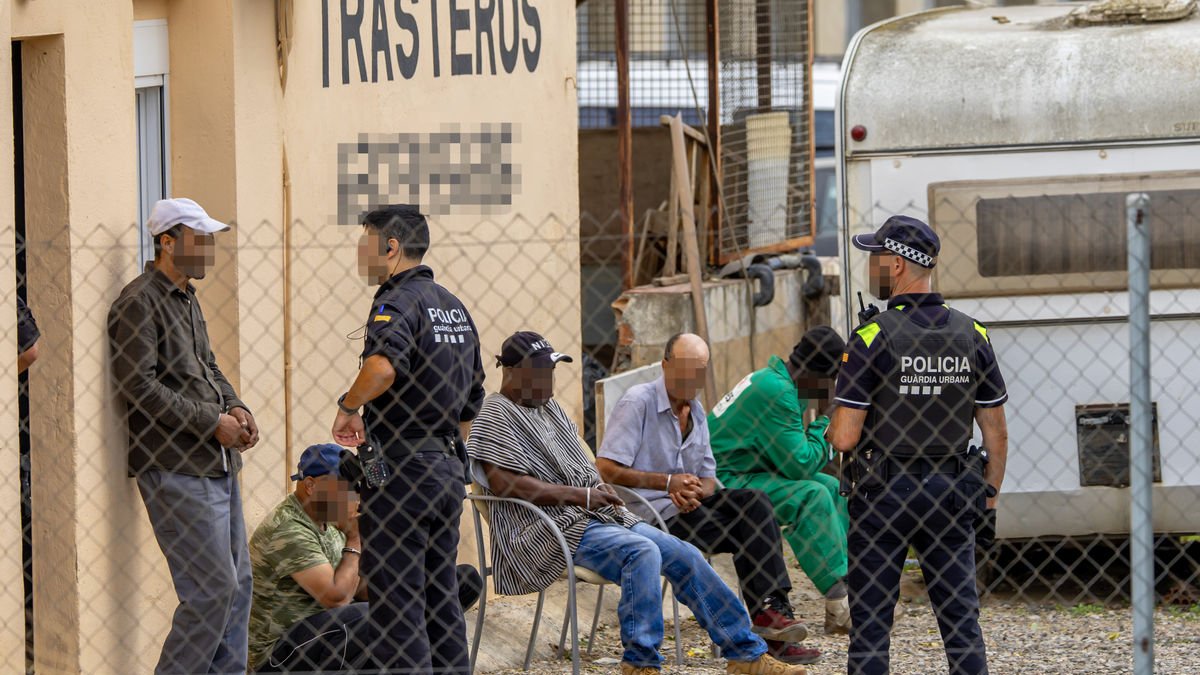Alguns dels arrestats dimecres per la Urbana i la Guàrdia civil. - JORDI ECHEVARRIA