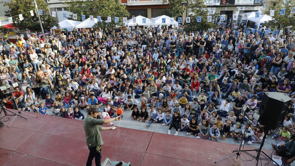 El mag Mario López va ser l’encarregat ahir d’inaugurar la Fira de Màgia de Montgai amb el seu espectacle. - AMADO FORROLLA