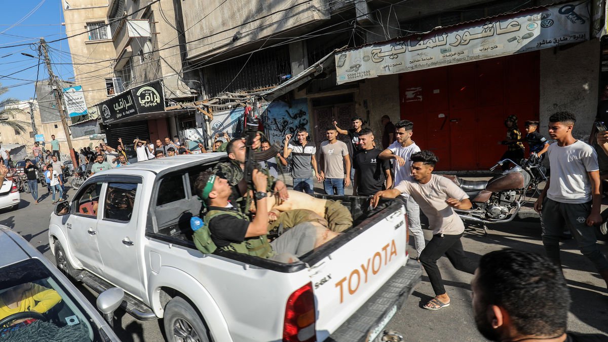 Civils palestins envolten un camió que transporta un israelià capturat després de creuar la tanca fronterera amb Israel el 7 d’octubre del 2023. - ABED RAHIM KHATIB / DPA