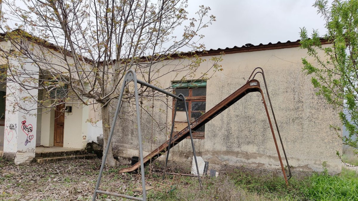 Los columpios de la escuela de Llimiana llevan décadas sin uso. - JMA
