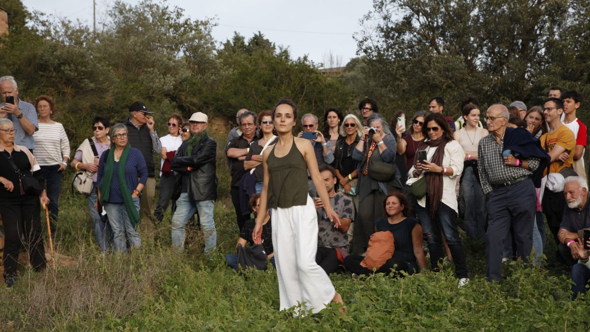 ‘Descalçament’, de Irena Baró y Enric Camats, una de las propuestas de danza ayer del festival Natures. - ANDREU TRIAS
