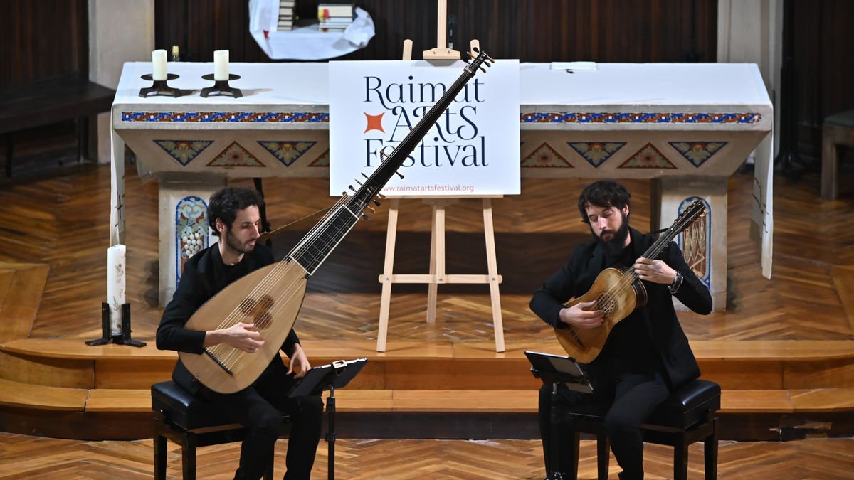 Los hermanos Pablo y Daniel Zapico, ayer en la iglesia parroquial de Raimat. - DAVID DEL VAL
