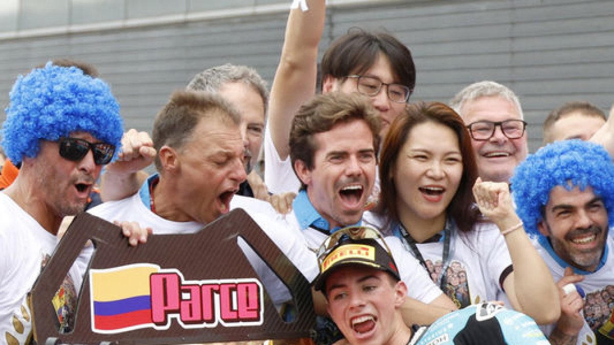 El colombià David Alonso celebra el seu títol en Moto3. - EFE