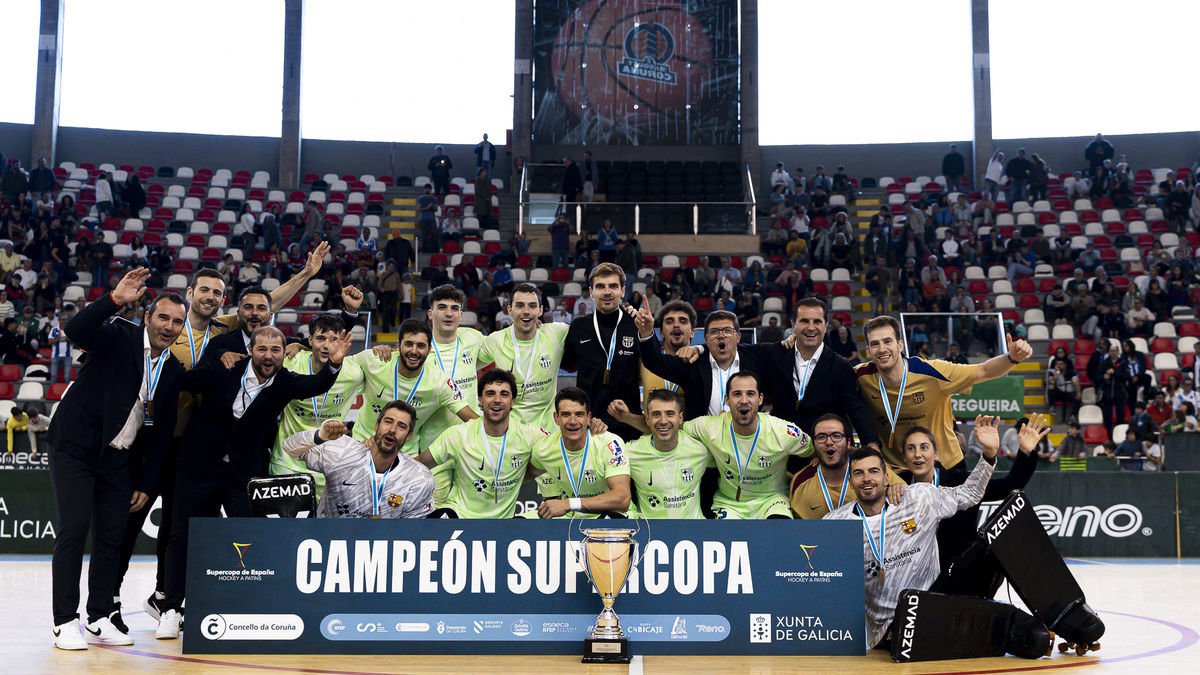 La plantilla del FC Barcelona posa con el trofeo conquistado. - MANU BOUTUREIRA